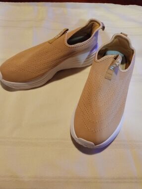 Mens Slip-On Knit Sneakers in Beige Tan Size 10.5/11